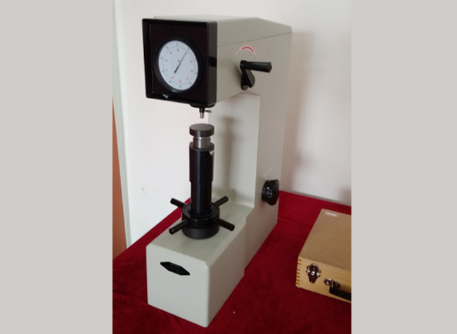 Manual rockwell hardness tester